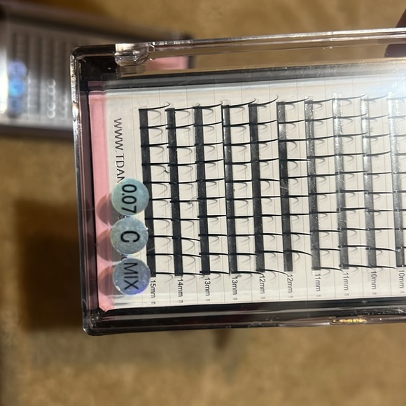 Lash extensions pre made spikes - Picture 3 of 4